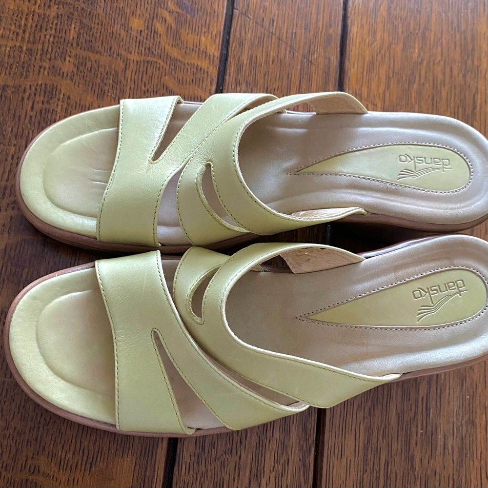 DANSKO Light Celery Green Sandals.  EUC.  Rarely worn. Heel is 2.25 in.
Size 38.